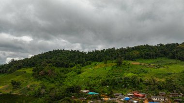Tepe kabilesi köyünde hava manzarası inanılmaz. Ruhban sınıfıyla cemaati birbirine bağlamak için pirinç tarlalarından geçen köprü Mae Hong Son 'un en uzun ve en güzel bambu köprülerinden biridir.
