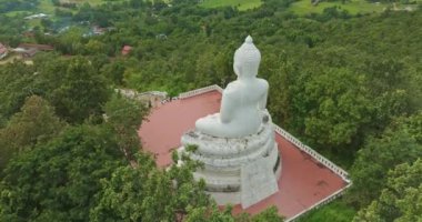 Uzun zamandır Pai 'nin sembolü olan Mae Yen' in havadan görünüşü. Phra Phuttha Lokuttara Mahamuni, Mara-Vijaya tepesindeki büyük beyaz Buda heykeli.