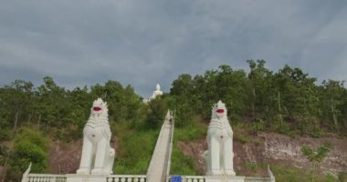 Uzun zamandır Pai 'nin sembolü olan Mae Yen' in havadan görünüşü. Phra Phuttha Lokuttara Mahamuni, Mara-Vijaya tepesindeki büyük beyaz Buda heykeli.