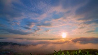 Nefes kesen bir gün doğumu, yemyeşil tarlaların ve karst dağlarının arasına kurulmuş, gökyüzünü dolduran canlı bulutlarla dolu küçük bir köyü aydınlatıyor. Kırsal yaşamın ahengi dramatik doğal oluşumlar oluşturdu.