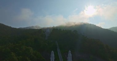 Uzun zamandır Pai 'nin sembolü olan Mae Yen' in havadan görünüşü. Phra Phuttha Lokuttara Mahamuni, Mara-Vijaya tepesindeki büyük beyaz Buda heykeli.