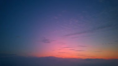 Beyaz kabarık bulutlar dağların tepelerinde yüzerek bir bulut denizi oluştururlar. Sabahları mavi gökyüzü, kabarık bulutların üzerinde parlayan güneş ışığı, cennette yüzmek gibi. harika doğa