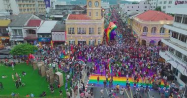 Phuket, Tayland. 29 Haziran 2024: Büyük açılış olayı Phuket 2024 'ün gururu. Dronlar saat kulesinin arkasında resimlerin ve harflerin çevirisini gösteriyor. Phuket 'te renkli bir gece