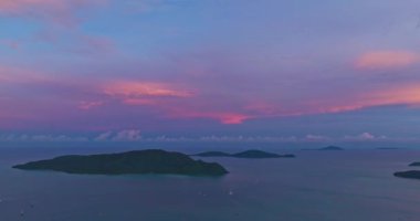 Phuket Büyük Buda 'nın üzerindeki alacakaranlıkta gökyüzü renkli bulut. Phuket Büyük Buda' nın etrafındaki güzel gece görüşü. Şehir boyunca ve Phuket etrafındaki çeşitli kasabalarda yanıp sönen ışıklar.
