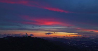Phuket Büyük Buda 'nın üzerindeki alacakaranlıkta gökyüzü renkli bulut. Phuket Büyük Buda' nın etrafındaki güzel gece görüşü. Şehir boyunca ve Phuket etrafındaki çeşitli kasabalarda yanıp sönen ışıklar.