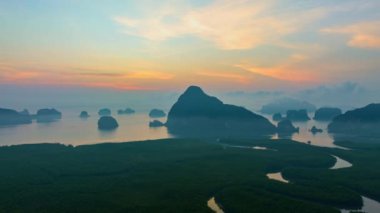 Samed Nang Chee Phang Nga takımadaları üzerinde doğanın inanılmaz bulutlu gökyüzü. Yüksek tepeler harika sabah doğumu doğal manzara. Güzel günbatımı tropikal manzara.
