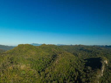 Geniş ve sarp kayalıklardan sayısız şelale akıyor..