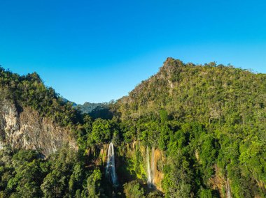 Hava manzaralı güzel güneş Thi Lor Su 'nun tepesinde parlıyor.