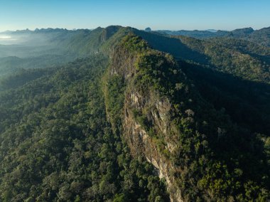 Hava manzaralı güzel güneş Thi Lor Su 'nun tepesinde parlıyor.