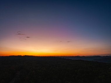 Hava manzarası. Nefes kesici bir günbatımı. Gökyüzünü turuncu ve kırmızı renkli renklerle boyuyor.,
