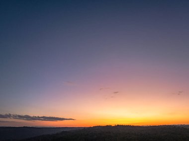 Hava manzarası. Nefes kesici bir günbatımı. Gökyüzünü turuncu ve kırmızı renkli renklerle boyuyor.,