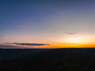 Hava manzarası. Nefes kesici bir günbatımı. Gökyüzünü turuncu ve kırmızı renkli renklerle boyuyor.,