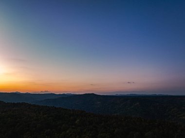 Hava manzarası. Nefes kesici bir günbatımı. Gökyüzünü turuncu ve kırmızı renkli renklerle boyuyor.,