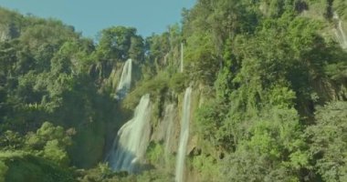 Thi Lor Su Şelalesi 'nin havadan görünüşü 300 metre yüksekliğinde ve 500 metre genişliğinde Umphang Vahşi Yaşam Sığınağı, Umphang Bölgesi, Tak Eyaleti' nde bulunan bir kireçtaşı şelalesidir..