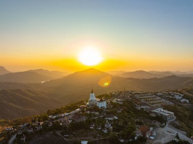 Wat Phachonkeaw 'da gün doğumunda güzel altın bir pavyon.