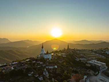 Wat Phachonkeaw 'da gün doğumunda güzel altın bir pavyon.