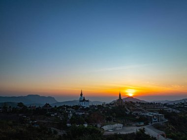 Wat Phachonkeaw 'da gün doğumunda güzel altın bir pavyon.