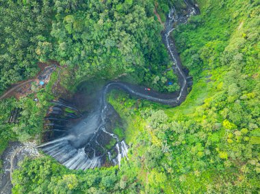 Güzel Tumpak Sewu şelalesinin hava manzarası