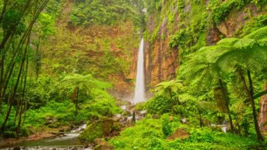 Endonezya 'daki güzel şelalenin zaman atlaması ziyaretçiyi etkilemek için bazı şelaleler özeldir. Ziyaret etmeye değer harika bir şelale var. Coban Sriti ikiz şelalesi çok güzel.