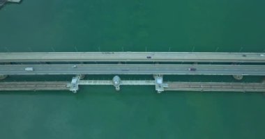 Hava manzaralı güzel Sarasin köprüsü mavi deniz üzerinde. Sarasin köprüsü karaya bağlı önemli bir rotadır. Mavi gökyüzü ve yeşil denizde beyaz bulut sahnesi. Köprü Phuket 'i Phang Nga' ya bağlıyor..