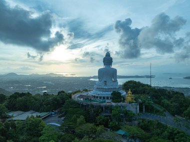 Phuket Büyük Buda 'nın tatlı gündoğumunda hava manzarası nefes kesici..
