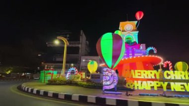 Phuket, Tayland-Ocak, 01.2024: Phuket 'teki Saat Kulesi kavşağı çok güzel dekore edilmiş. Phuket dünya çapında bir turizm şehridir ve festival sırasında büyük bir etkinlik düzenlenir.