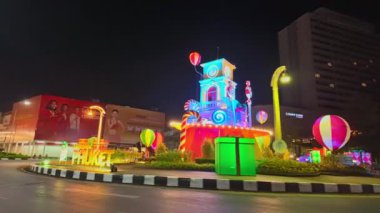 Phuket, Tayland-Ocak, 01.2024: Phuket 'teki Saat Kulesi kavşağı çok güzel dekore edilmiş. Phuket dünya çapında bir turizm şehridir ve festival sırasında büyük bir etkinlik düzenlenir.