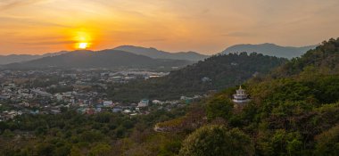 Khao Rang 'ın üstündeki Sunset' in hava görüntüsü. Gün batımında yemyeşil dağların arasında yuva yapmış bir kasaba. Dusk 'taki Phuket kasabasının yamacında bir Pavyon yapısı var.