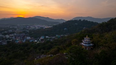 Khao Rang 'ın üstündeki Sunset' in hava görüntüsü. Gün batımında yemyeşil dağların arasında yuva yapmış bir kasaba. Dusk 'taki Phuket kasabasının yamacında bir Pavyon yapısı var.