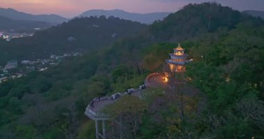 Khao Rang bakış açısının üzerindeki Günbatımının hava görüntüsü