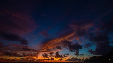 Güzel günbatımı bulutlarının zaman atlaması Denizin üzerindeki renkli gökyüzünde