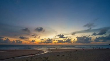 Renkli gökyüzünde çarpıcı günbatımı bulutlarının zaman akışı