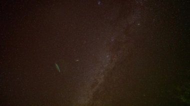 Samanyolu 'nun zaman aşımı geceleri gökyüzünde dönüyor.