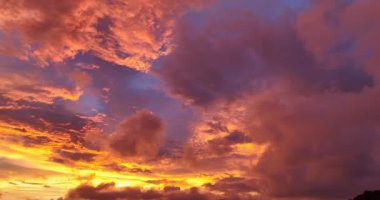Parlak altın ve sarı bulutların havadan görünüşü gün doğumunda gökyüzünü kamaştırır.