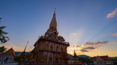 Gün batımında Chalong Tapınağı 'nda güzel gökyüzünün zaman atlaması.