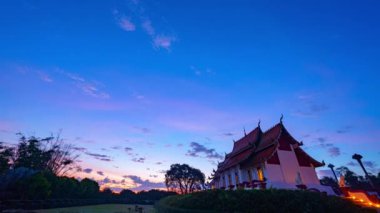 Gün batımında güzel Wat Baan Khan Tapınağı 'nın zaman aşımı.