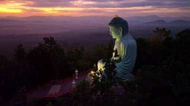 Lampang Tayland 'daki dağda Phra Yai Wat Phra Doi Phra Chan (Daibutsu)' da inanılmaz bir altın gün doğumu gerçekleşti.. 