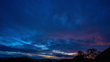 Bulutlu gökyüzünün zaman aralığı kuru bir alanı ortaya çıkarıyor