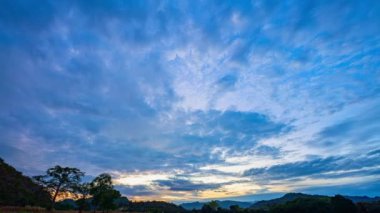 Kuru bir alan üzerinde bulutlu gökyüzünün zaman aralığı