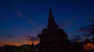 Chalong Tapınağı 'nın üstündeki manzara günbatımında zaman aşımı.