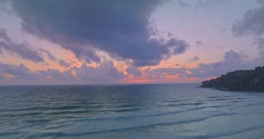 Gün batımında denizdeki pürüzsüz dalgaların hava manzarası