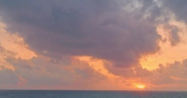 Karon plajı üzerindeki güzel günbatımı manzarası Phuket Tayland