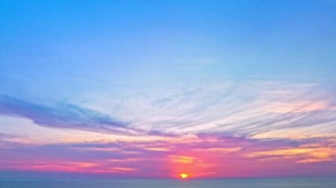 Karon Sahili Phuket 'te zaman su gibi akıp geçiyor. Gökyüzünde değişen renkli bir fantezi hayal edin. Rengi değişmiş. Gökyüzü dokusu arkaplanı.