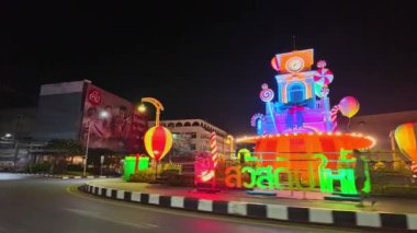 Phuket, Tayland-Ocak, 01.2024: Phuket 'teki Saat Kulesi kavşağı çok güzel dekore edilmiş. Phuket dünya çapında bir turizm şehridir ve festival sırasında büyük bir etkinlik düzenlenir.