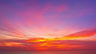 Karon Sahili Phuket 'te çarpıcı bir tatlı gökyüzü var. Gökyüzünde değişen renkli bir fantezi hayal edin. Rengi değişmiş. Gökyüzü dokusu arkaplanı.