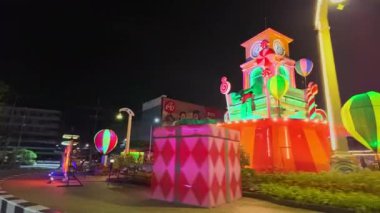 Phuket, Tayland-Ocak, 01.2024: Phuket 'teki Saat Kulesi kavşağı çok güzel dekore edilmiş. Phuket dünya çapında bir turizm şehridir ve festival sırasında büyük bir etkinlik düzenlenir.