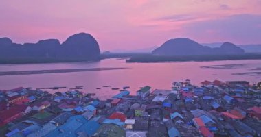 Koh Panyee, Phang Nga İli 'nin bir başka turistik merkezi. Mangrov ormanlarıyla çevrili çamurlu evler inşa edilmiş. Buradaki insanlar İslam' ı uyguluyor. Turizm ve balıkçılık gelirleri.