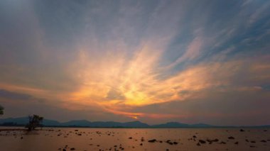 Rocky Shoreline üzerinden canlı günbatımının zaman aşımı