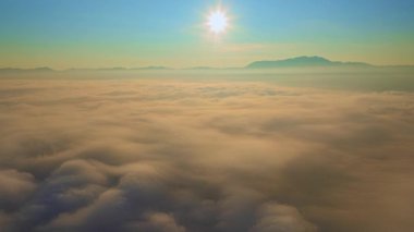 Dağları kaplayan sisli deniz manzarası
