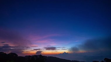 Dağın üstünde güzel bir gün batımı